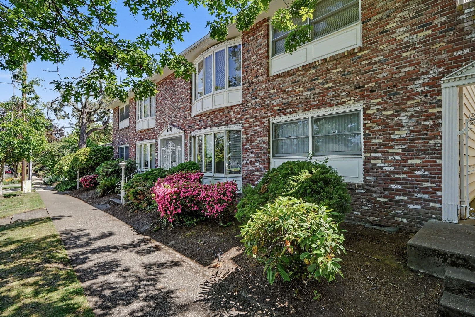 Salem Apartment: 260 Wilson St S