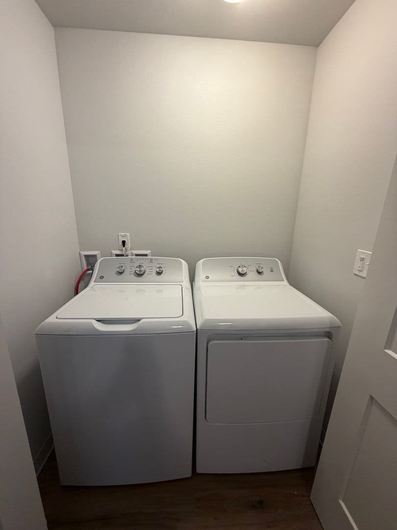 Keizer Apartment: 3983 Pleasant View Drive