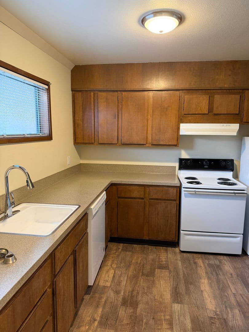 Salem Apartment: 530 13th Street NE