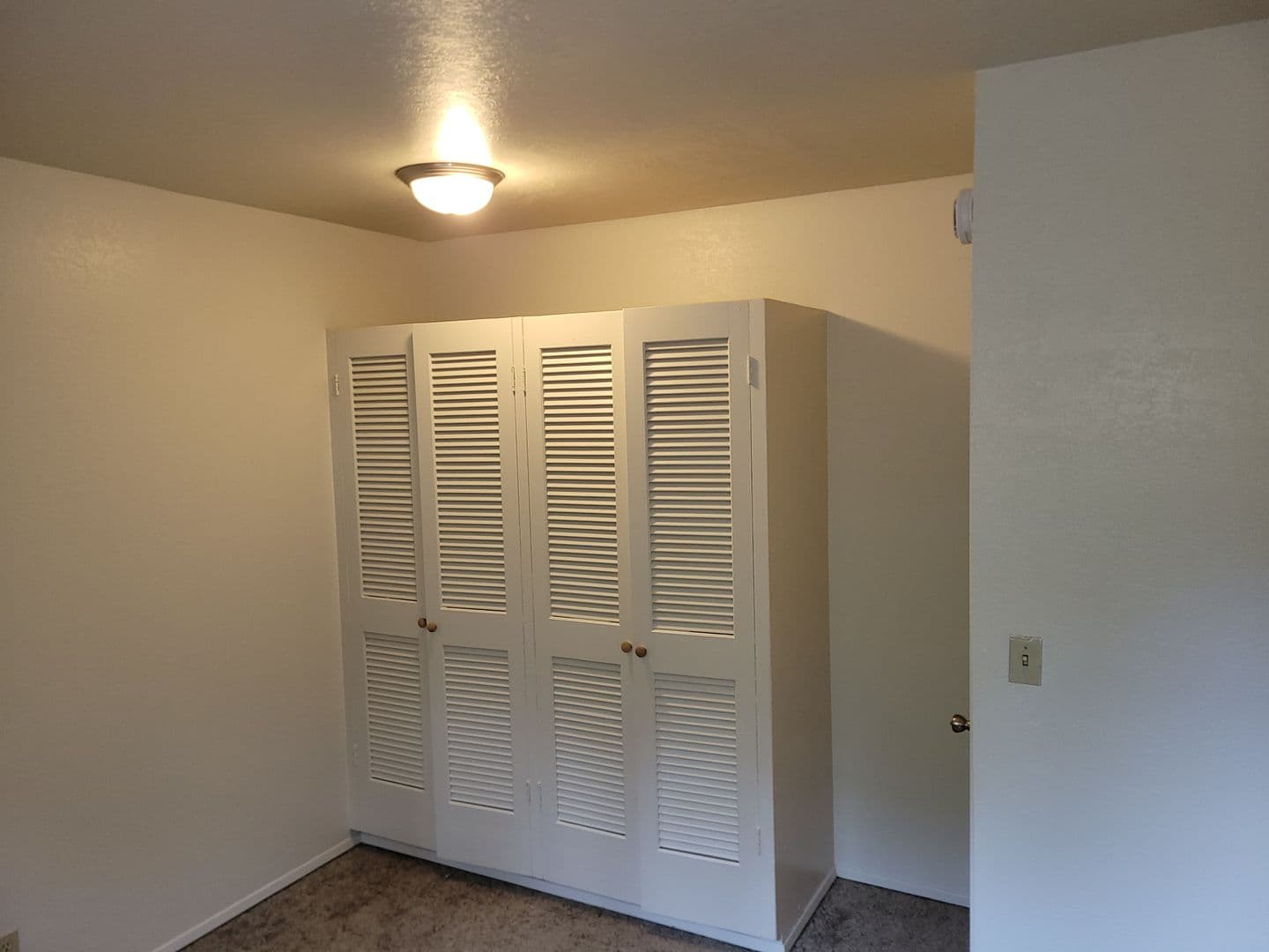 Salem Apartment: 355 Harney Street S
