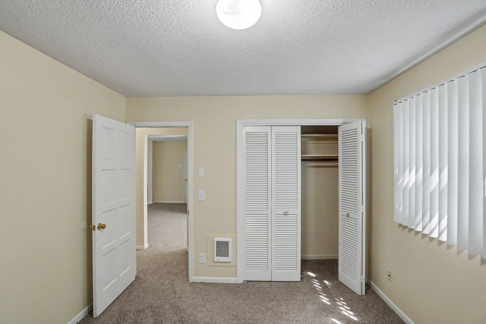 Salem Apartment: 260 Wilson St S
