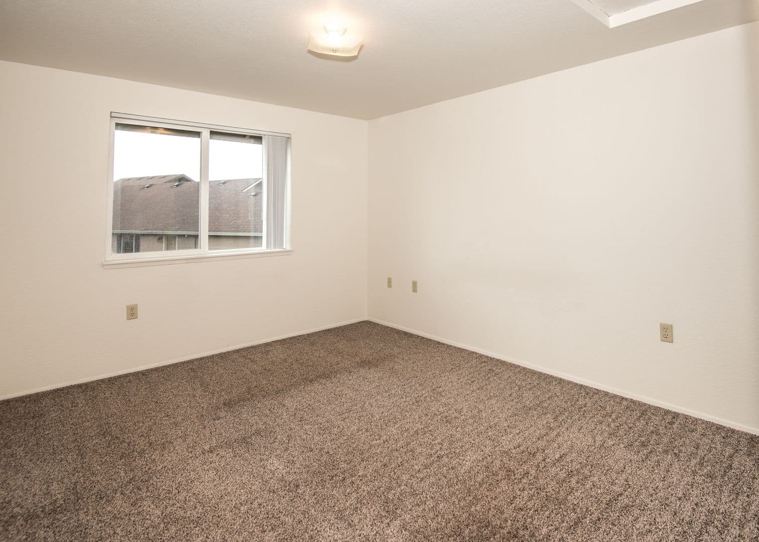 Sheridan Apartment: 937 SE Sheridan Road