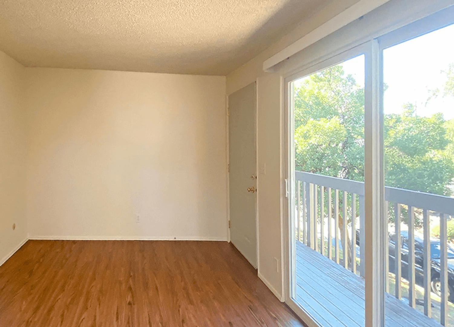 Monmouth Apartment: 775 N Knox Street
