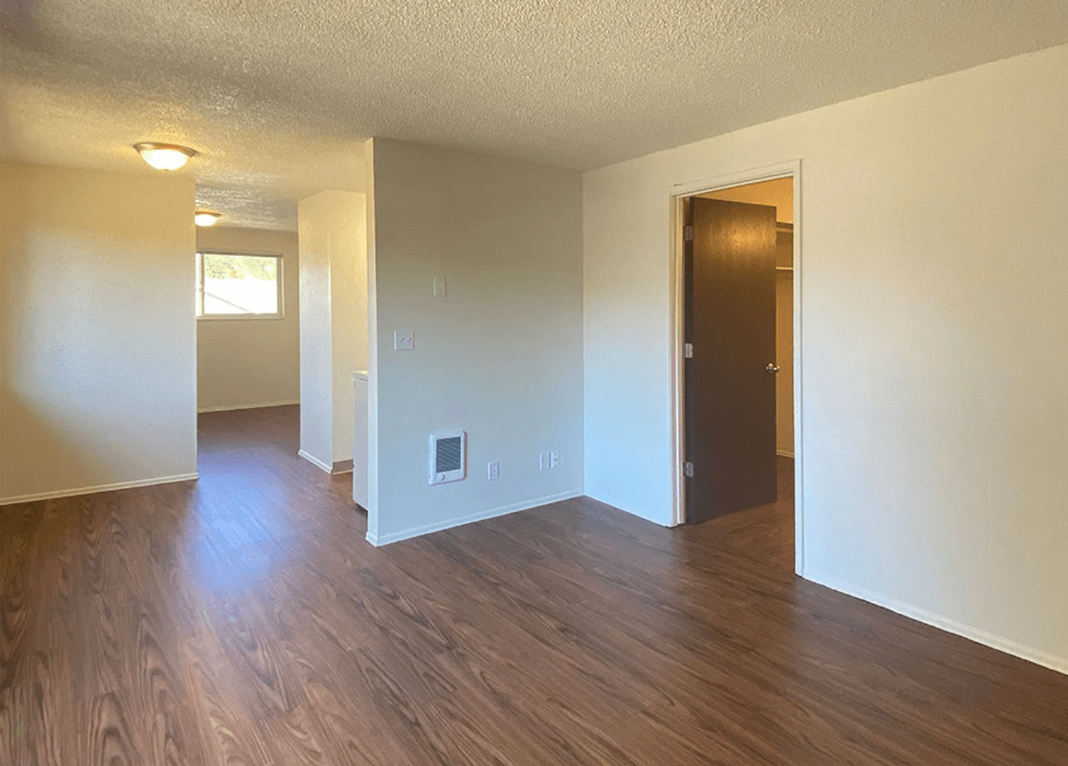 Monmouth Apartment: 775 N Knox Street