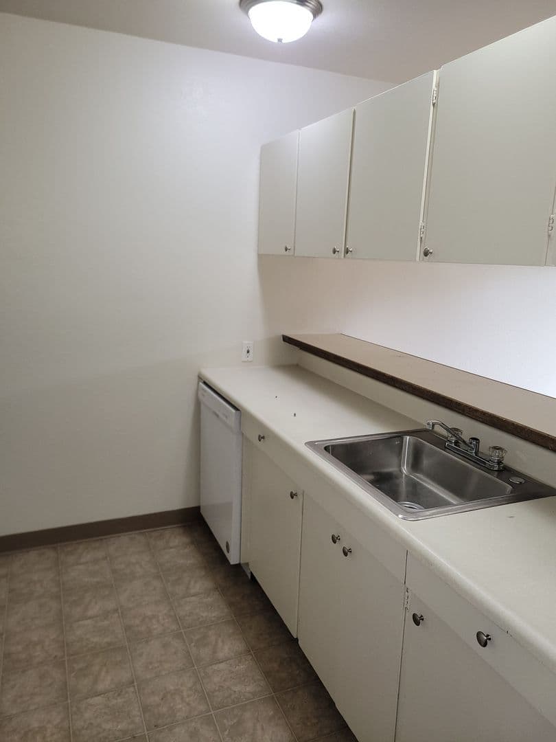 Salem Apartment: 355 Harney Street S