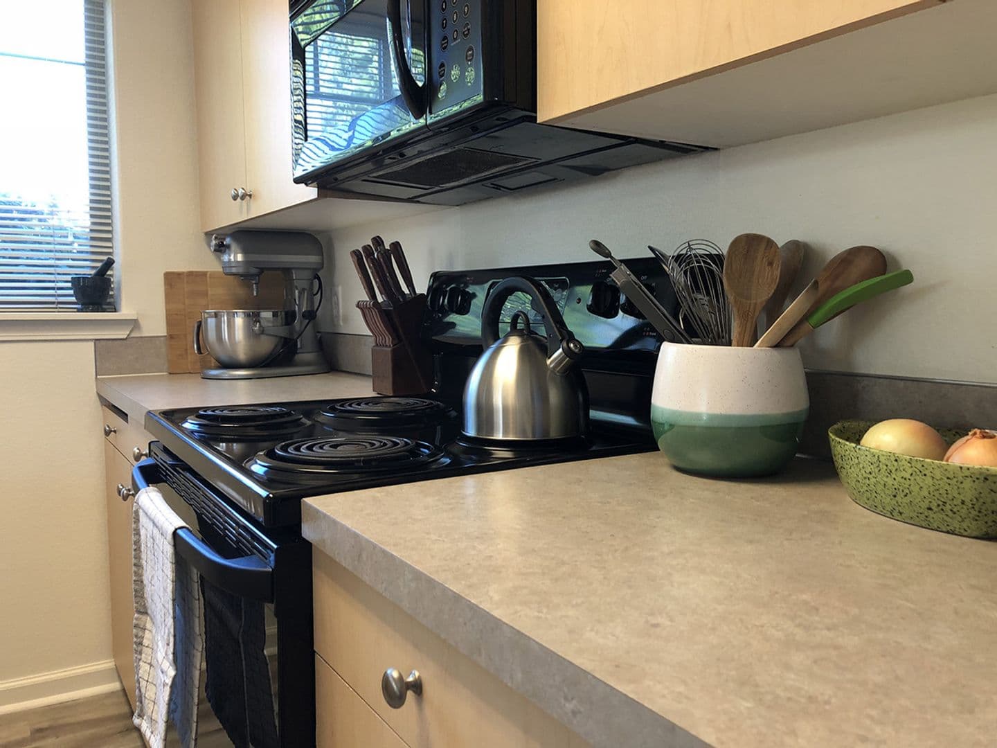 Sutherlin Apartment: 233 NW Sherman St