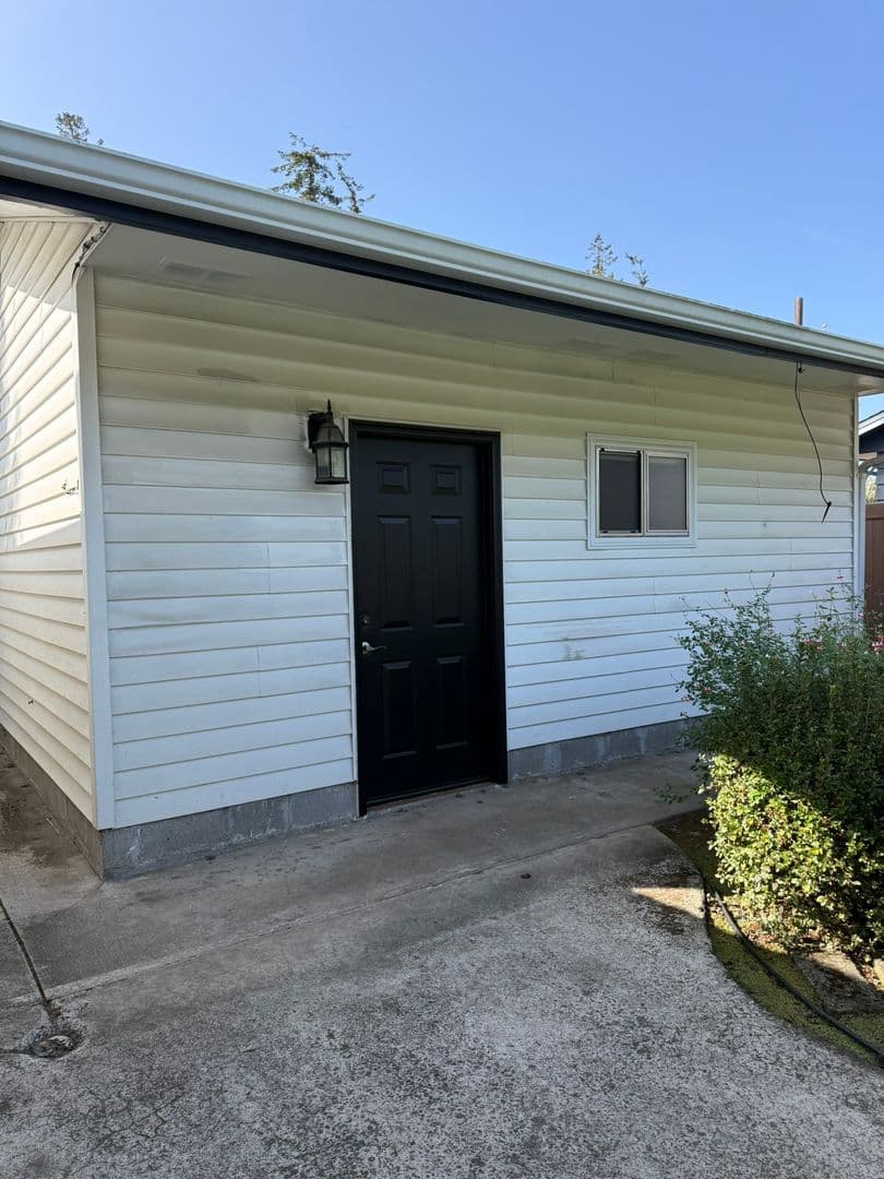 Salem House: 4649 39th Ave NE