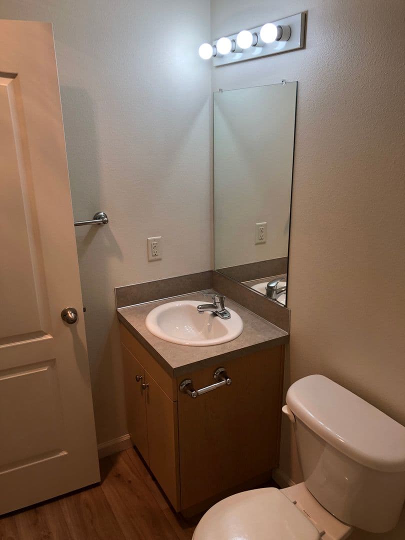 Sutherlin Apartment: 233 NW Sherman St