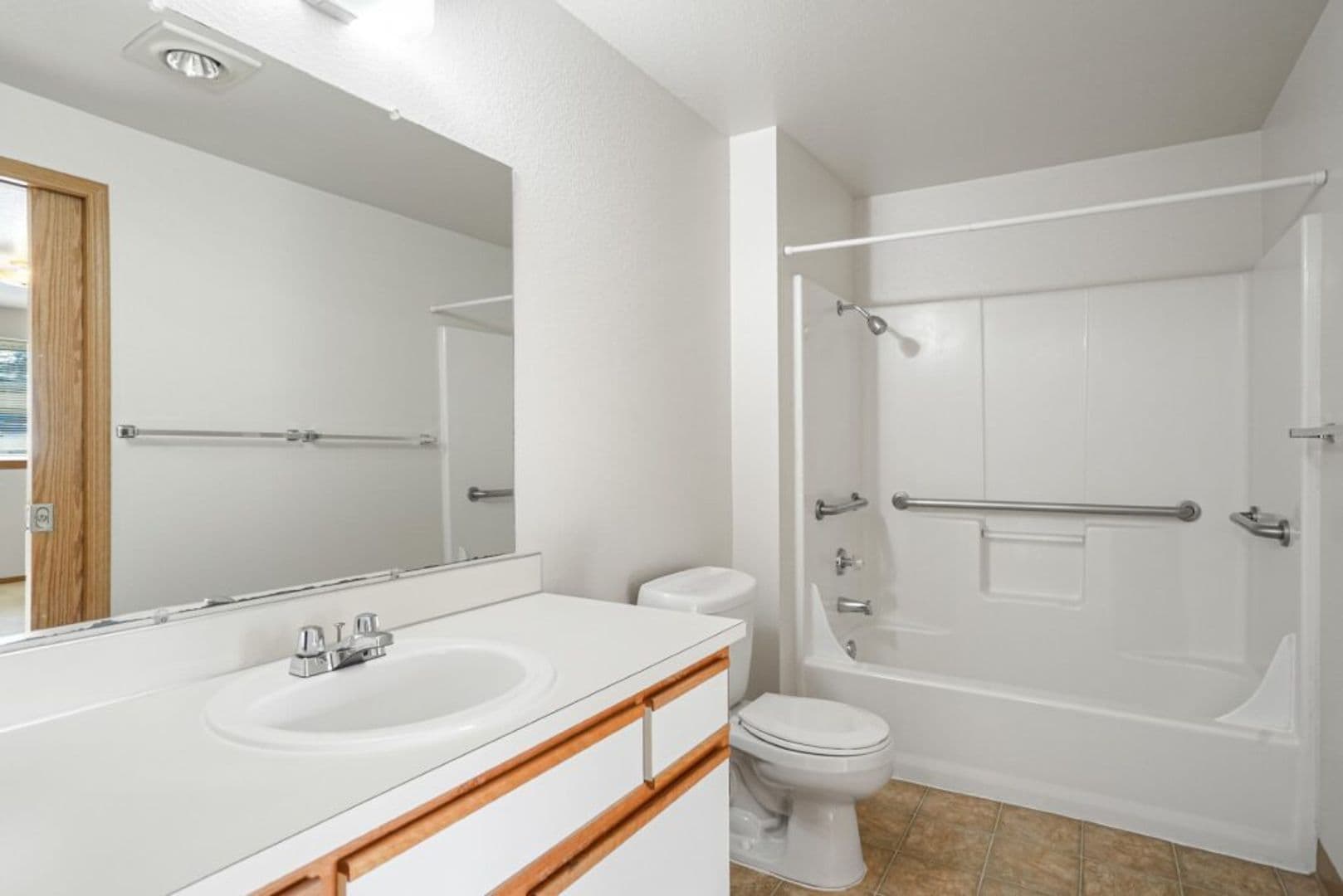 Salem Apartment: 2108 Red Oak Dr S