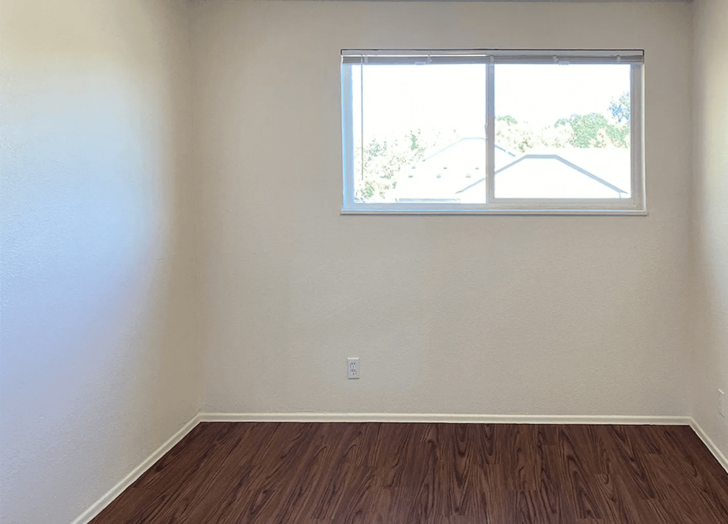 Monmouth Apartment: 775 N Knox Street