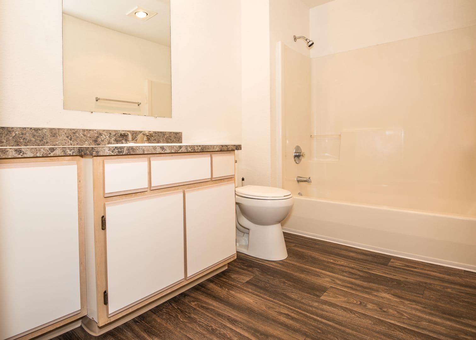 Sheridan Apartment: 937 SE Sheridan Road