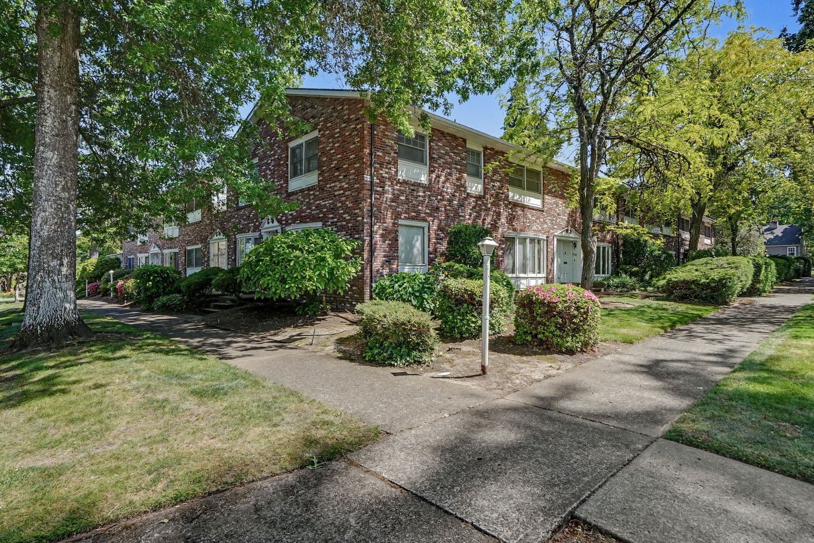 Salem Apartment: 260 Wilson St S