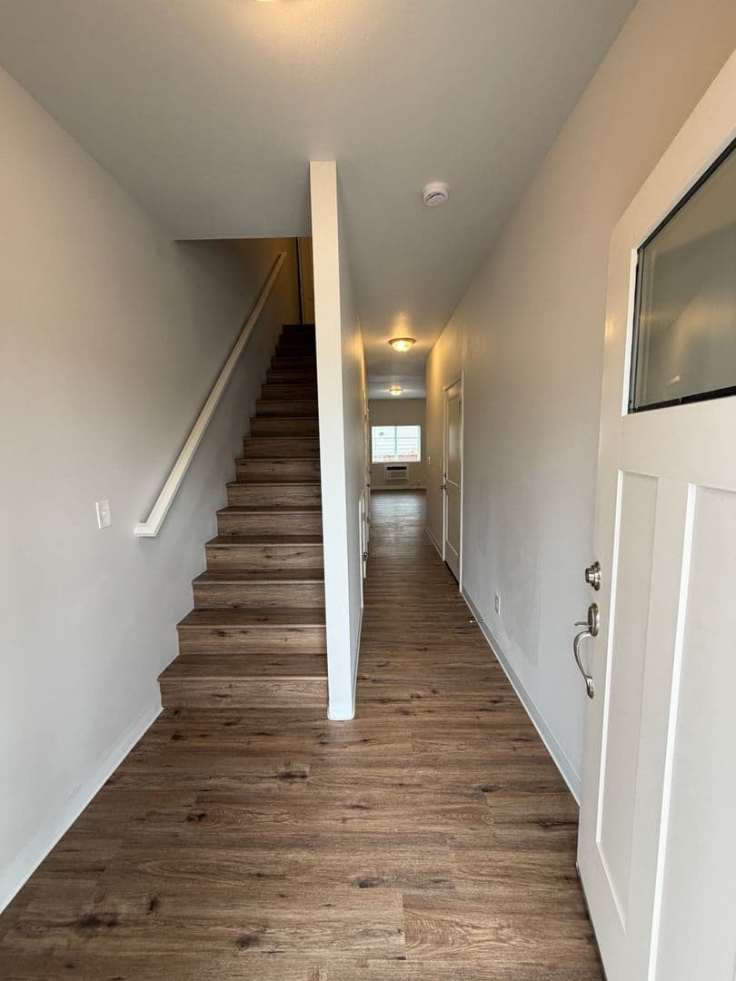 Keizer Apartment: 3983 Pleasant View Drive