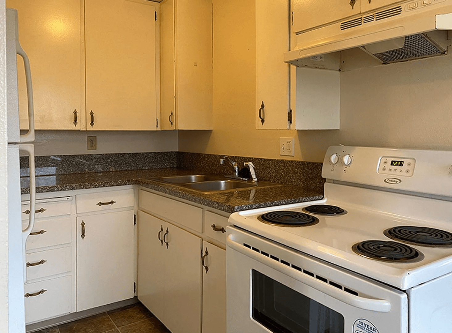 Monmouth Apartment: 775 N Knox Street
