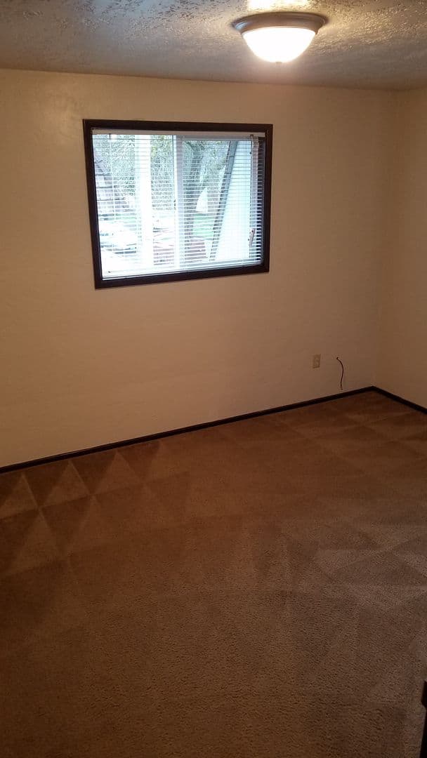 Salem Apartment: 1143 6th Street NW