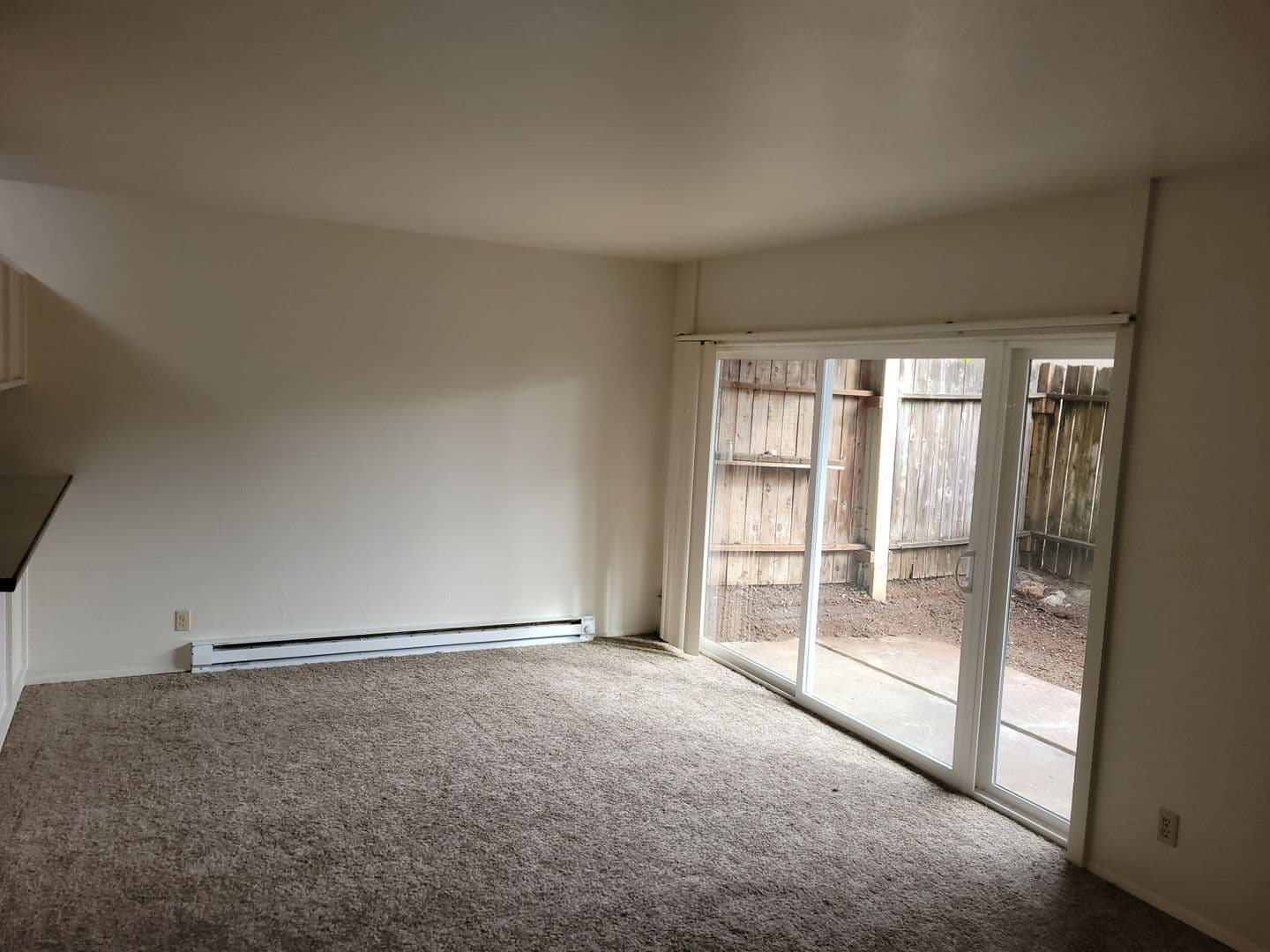 Salem Apartment: 355 Harney Street S