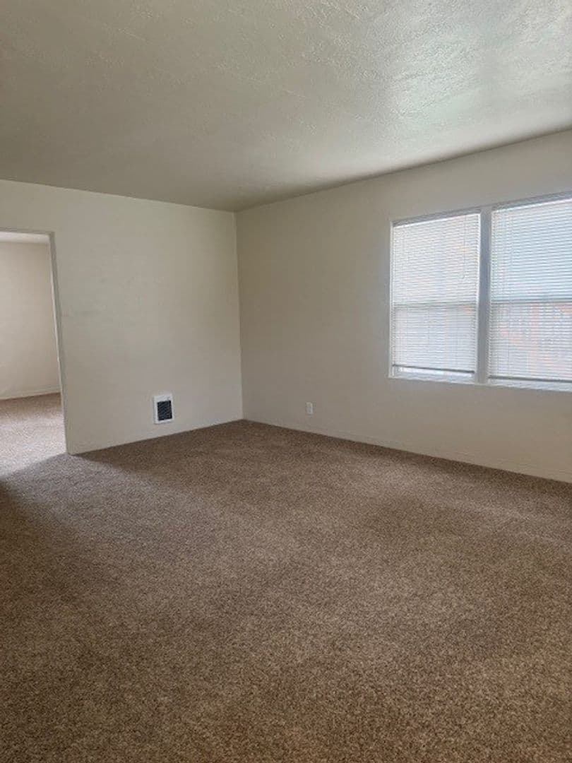 Salem Apartment: 1061 Edgewater St NW