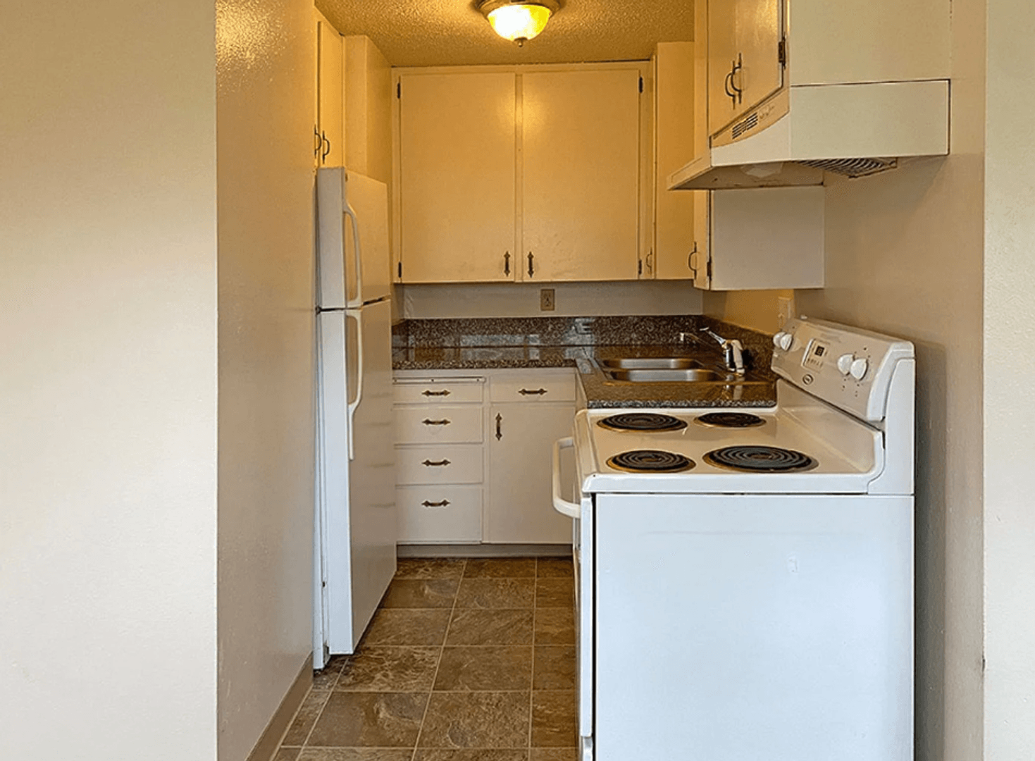 Monmouth Apartment: 775 N Knox Street