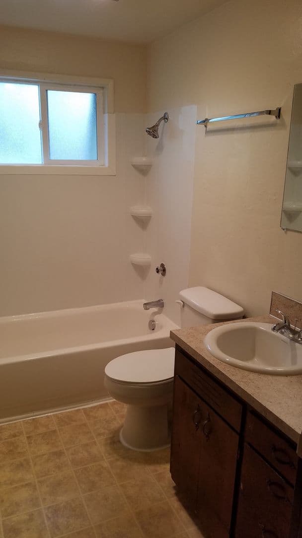 Salem Apartment: 1143 6th Street NW