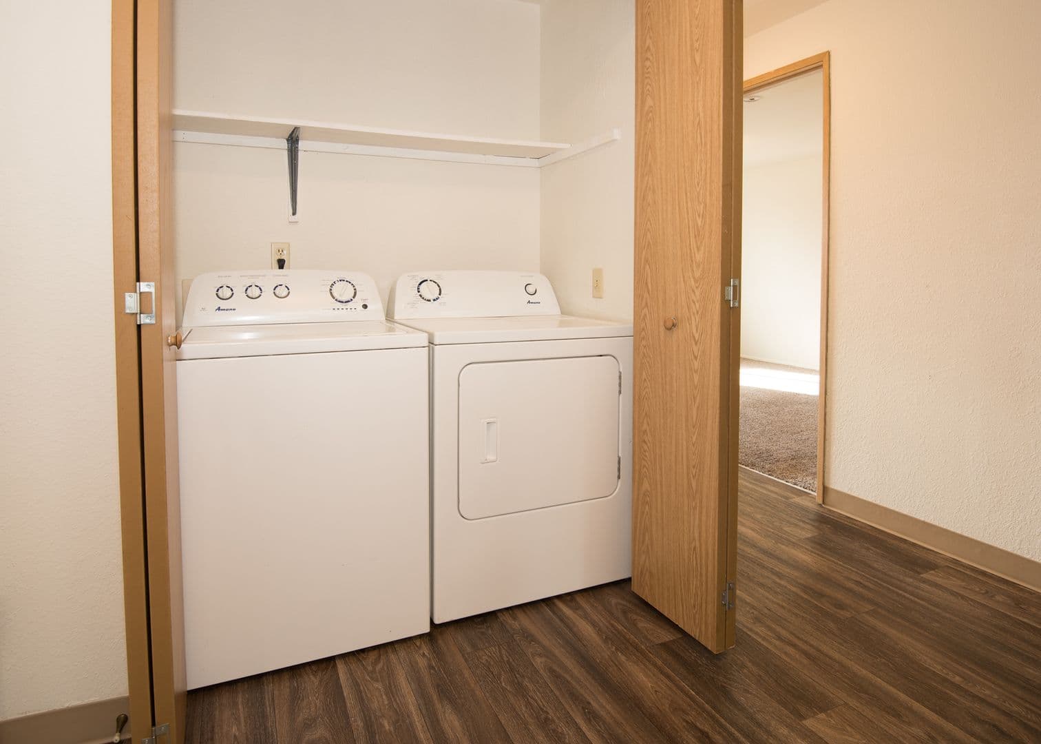 Sheridan Apartment: 937 SE Sheridan Road