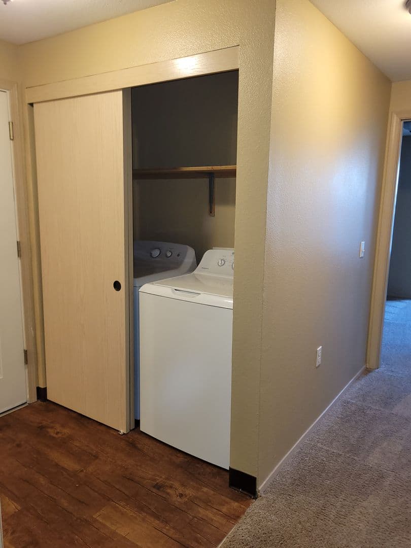 Salem Apartment: 435 Vista Ave SE