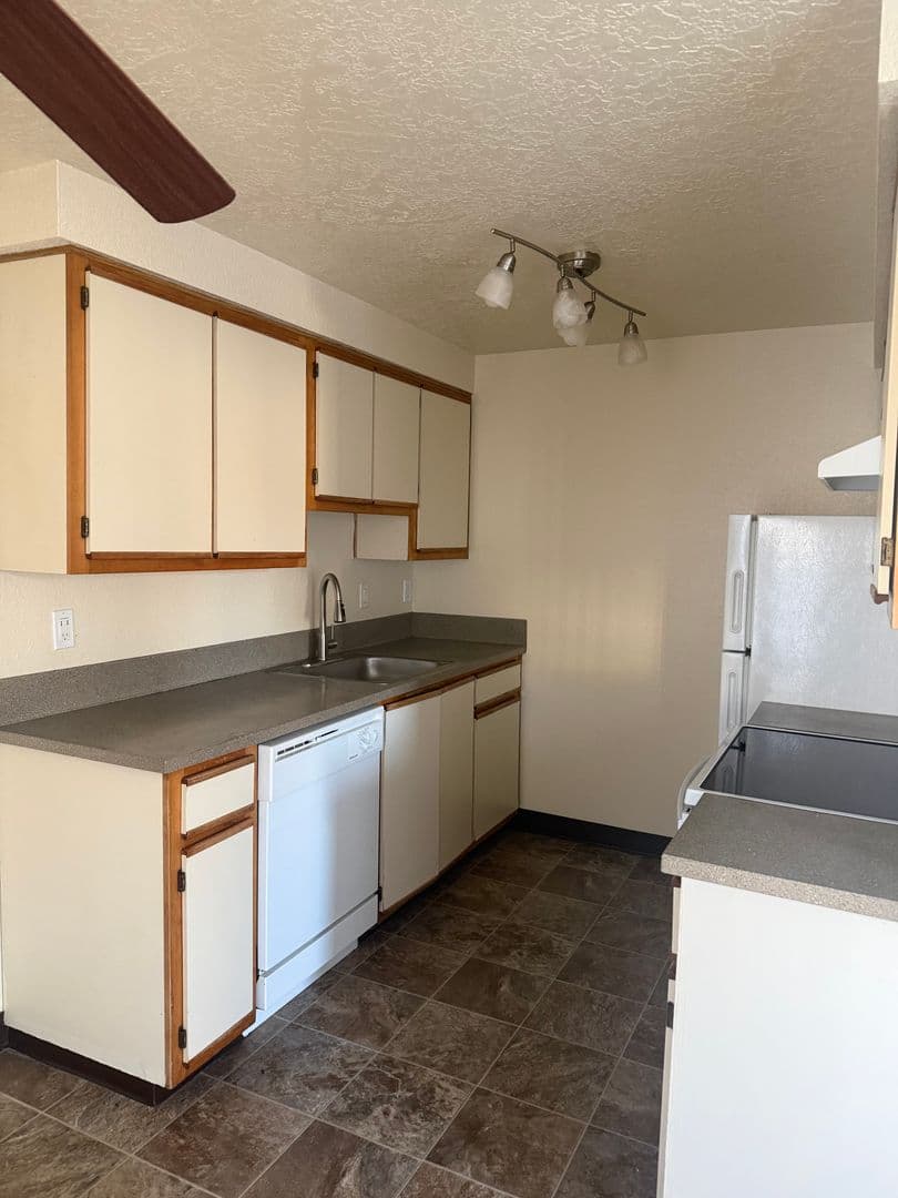 Salem Apartment: 4209 Satter Place NE