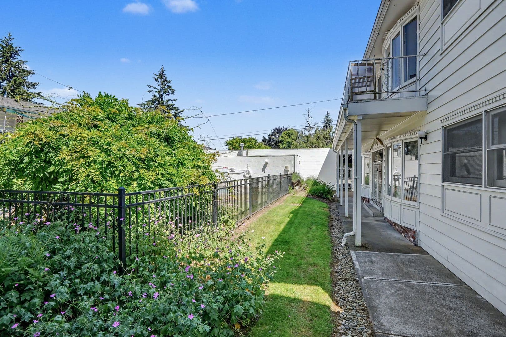 Salem Apartment: 260 Wilson St S