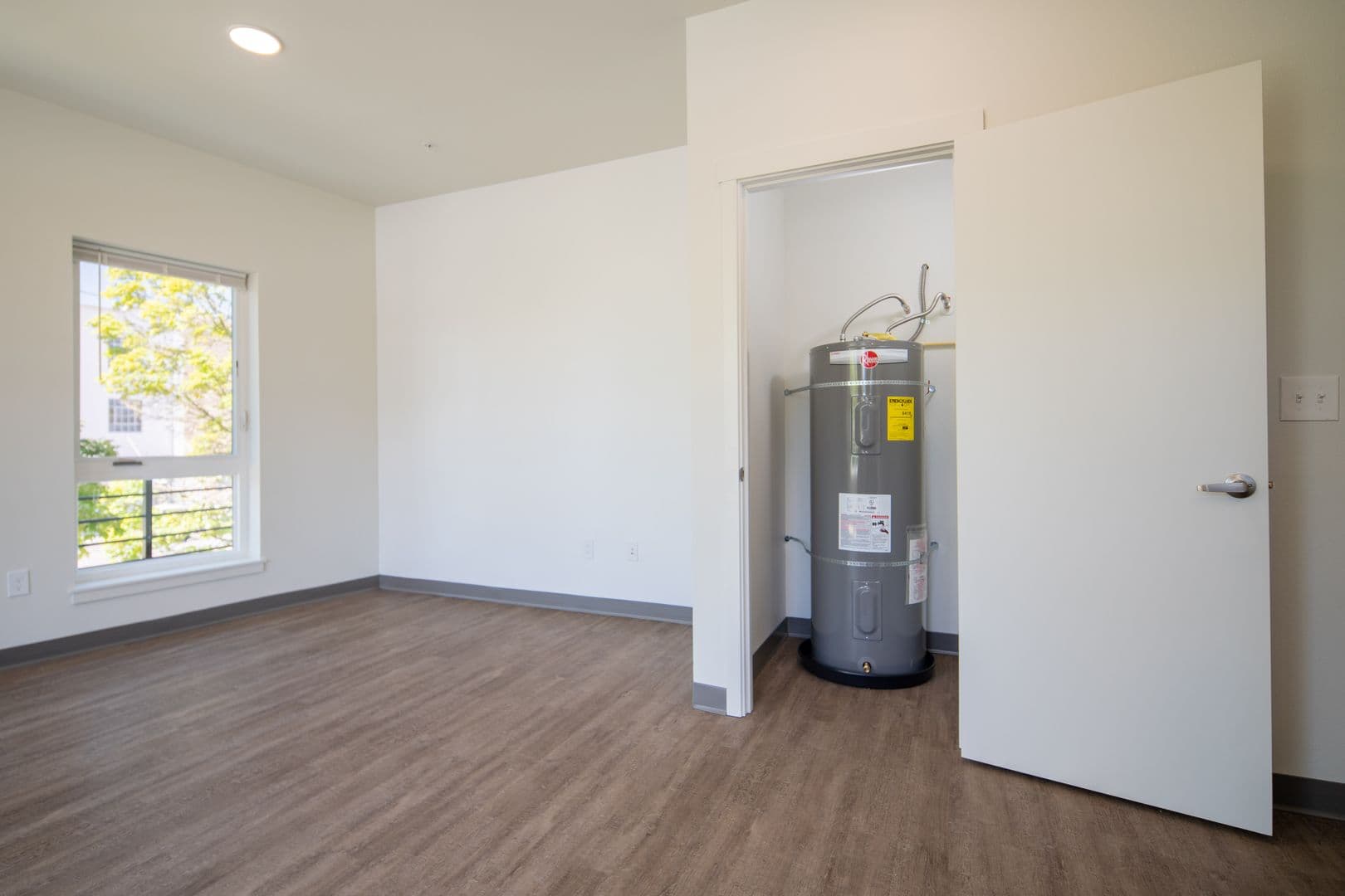 Salem Apartment: 990 Broadway St NE