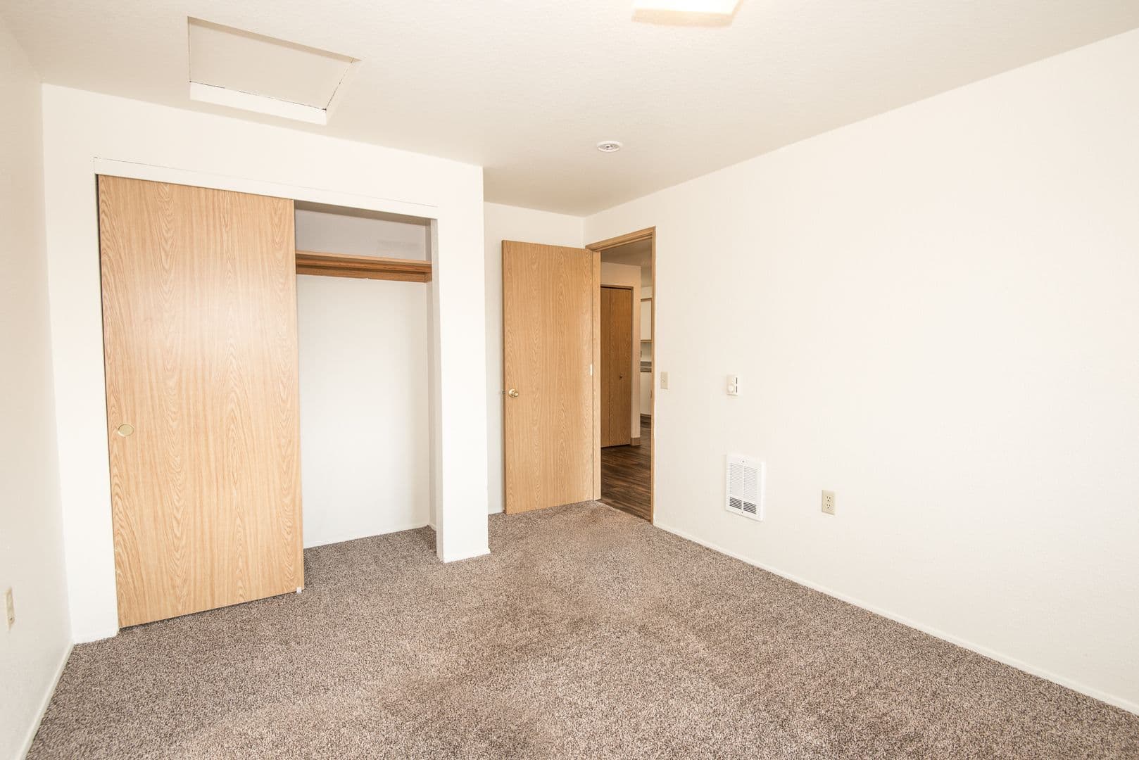 Sheridan Apartment: 937 SE Sheridan Road