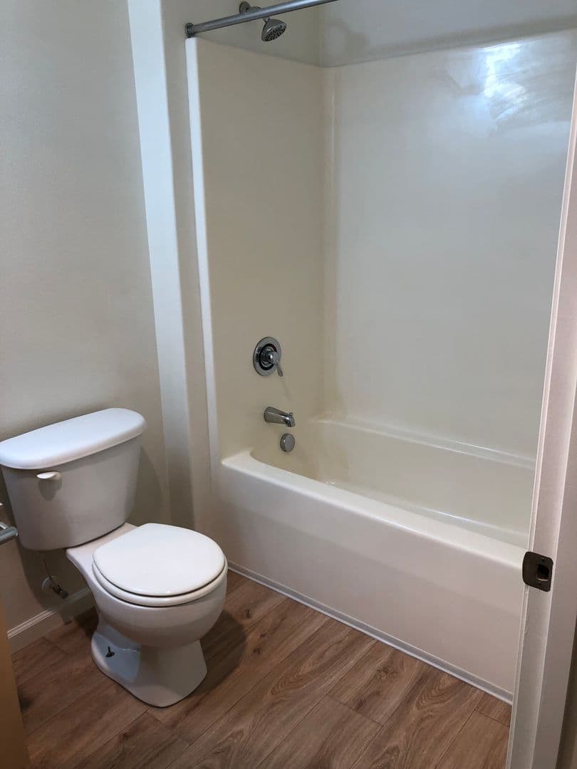 Sutherlin Apartment: 233 NW Sherman St