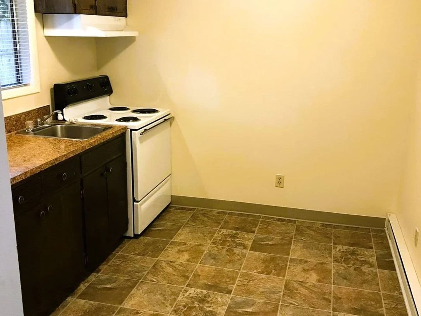 Salem Apartment: 158 Friendship Ave SE