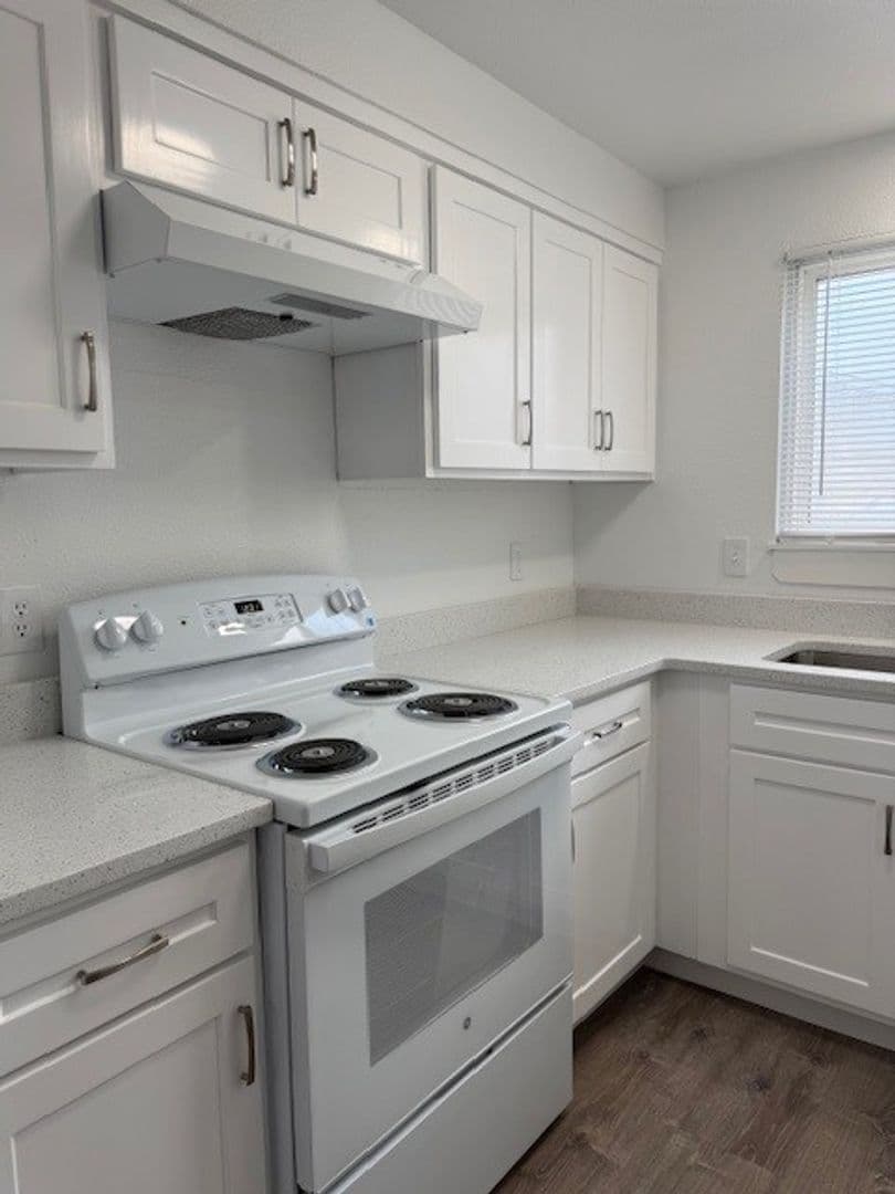 Salem Apartment: 3414 30th Ave NE
