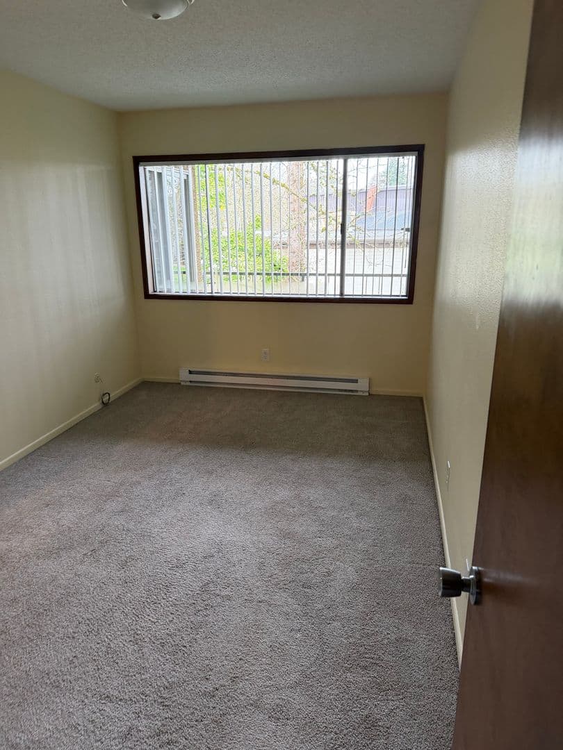 Salem Apartment: 530 13th Street NE