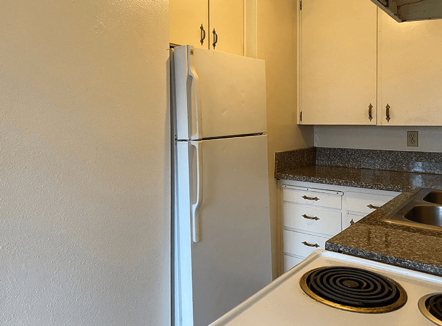 Monmouth Apartment: 775 N Knox Street