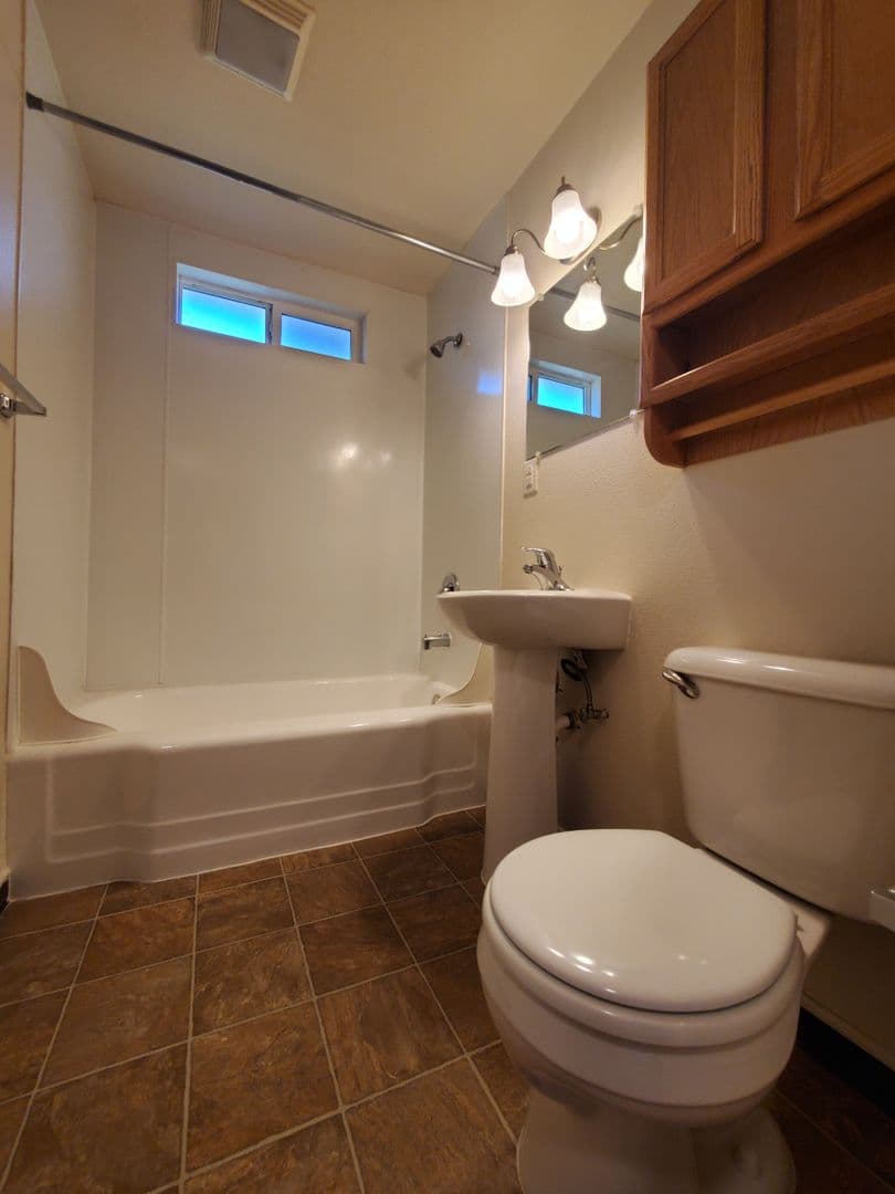 Salem Apartment: 155 Miller St S