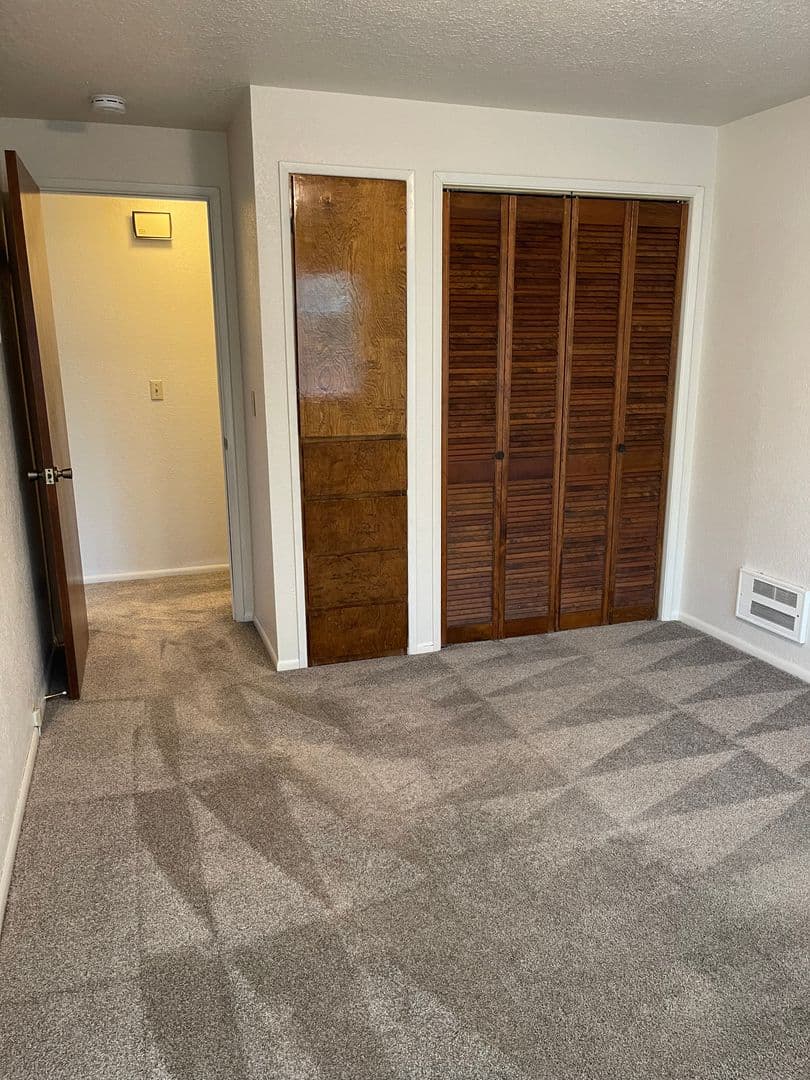 Salem Apartment: 396 Waldo Avenue SE