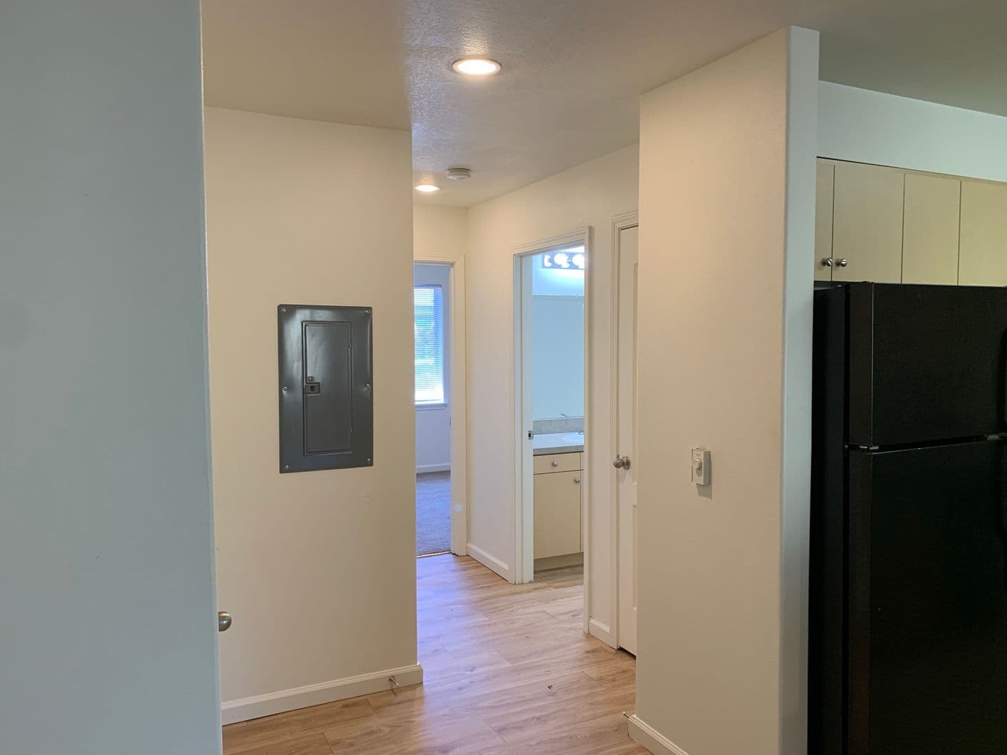 Sutherlin Apartment: 233 NW Sherman St