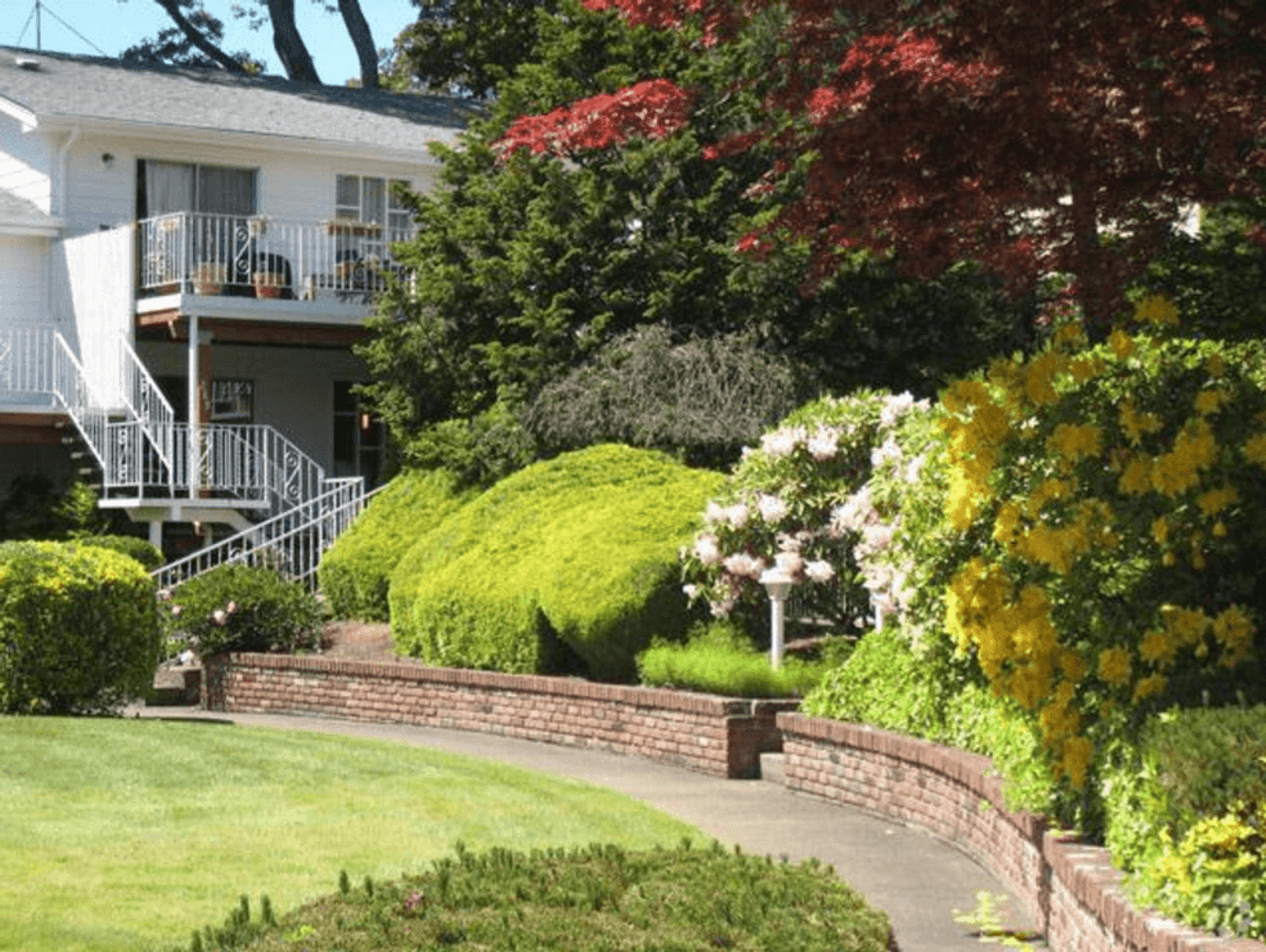 Salem Apartment: 261 Missouri Ave S