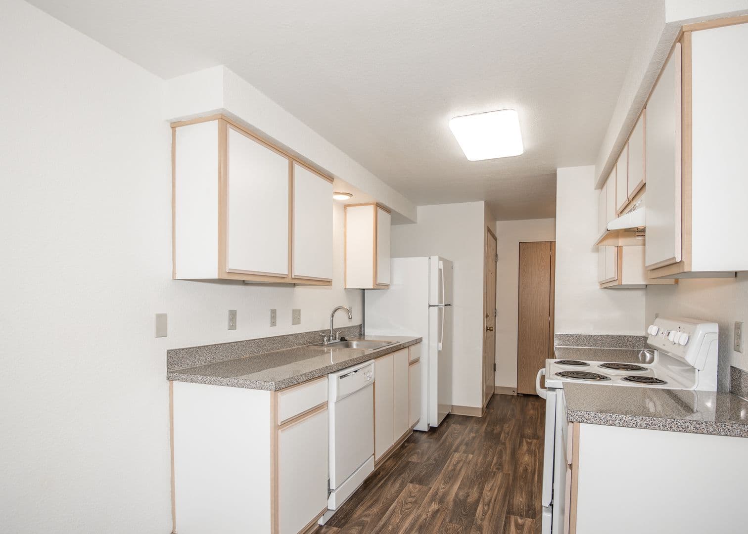 Sheridan Apartment: 937 SE Sheridan Road