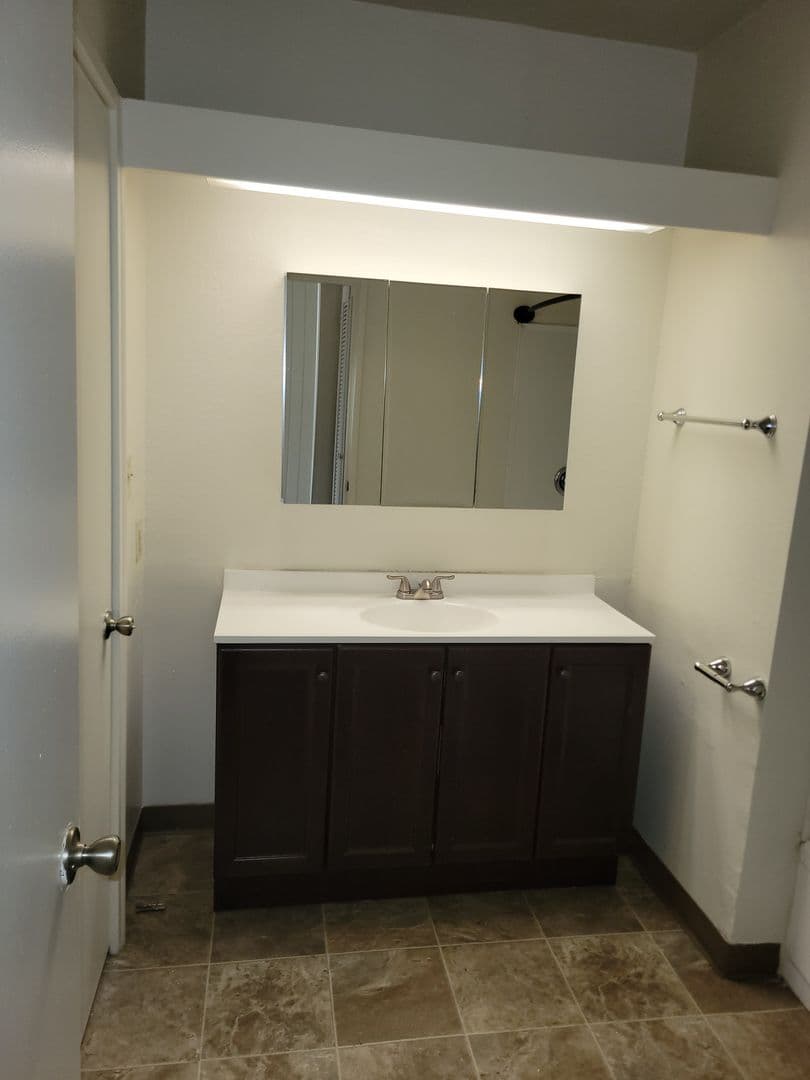 Salem Apartment: 355 Harney Street S