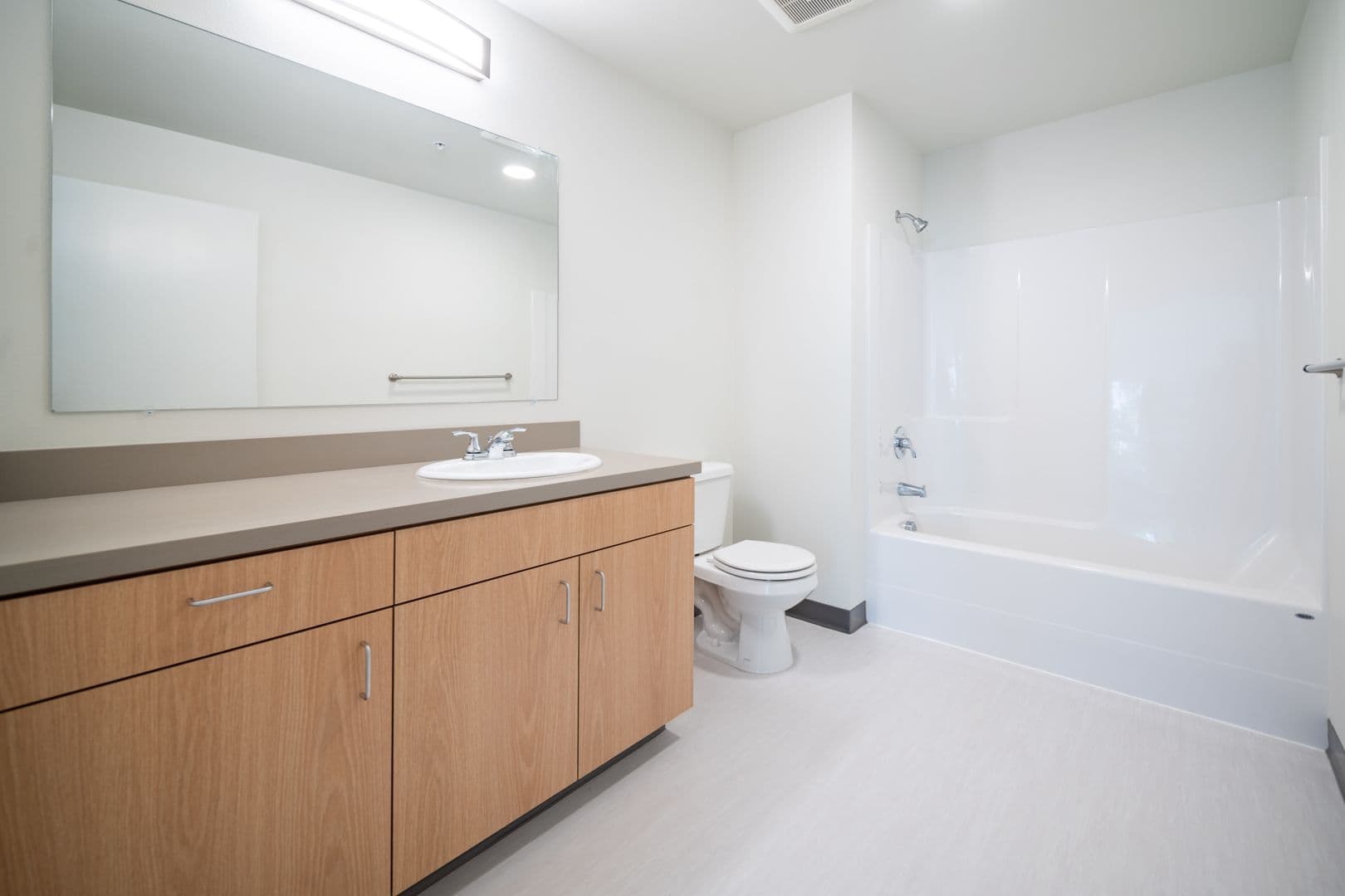 Salem Apartment: 990 Broadway St NE