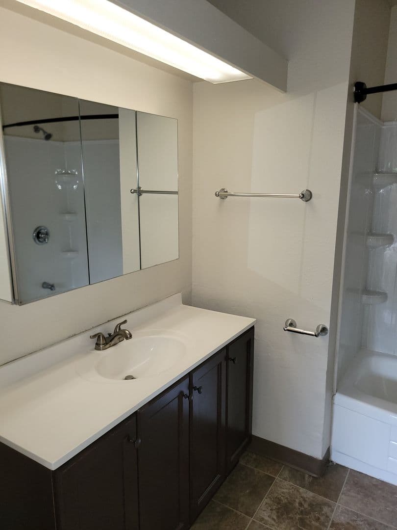 Salem Apartment: 355 Harney Street S