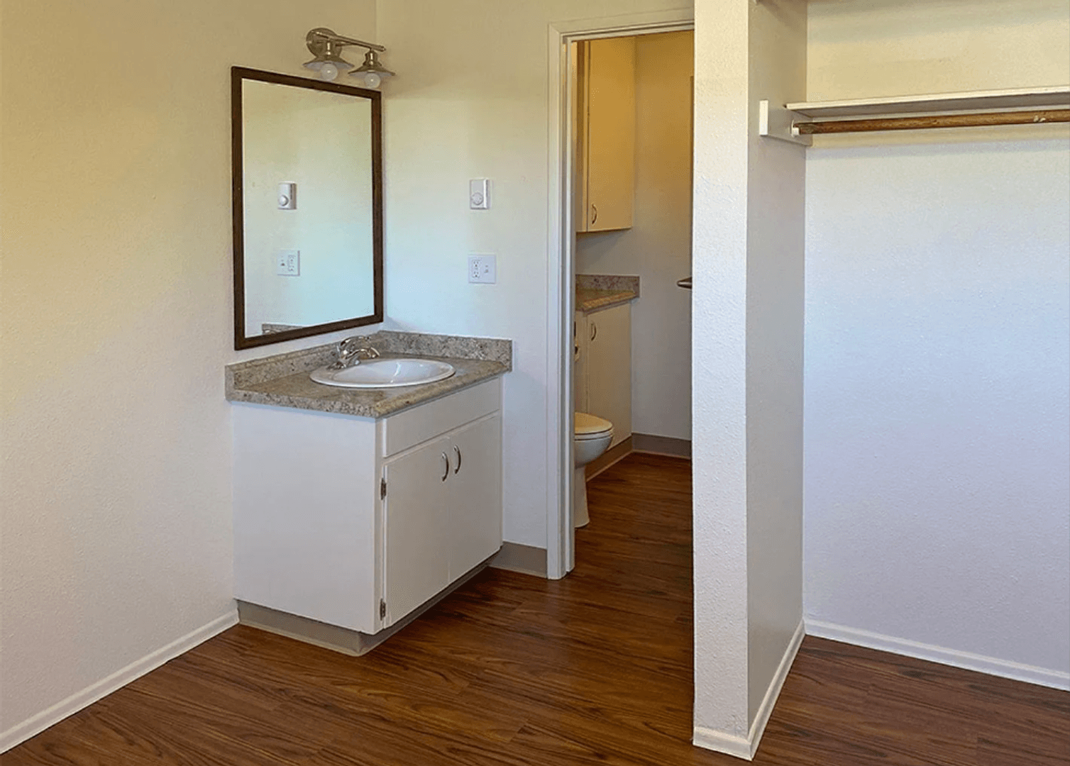 Monmouth Apartment: 775 N Knox Street