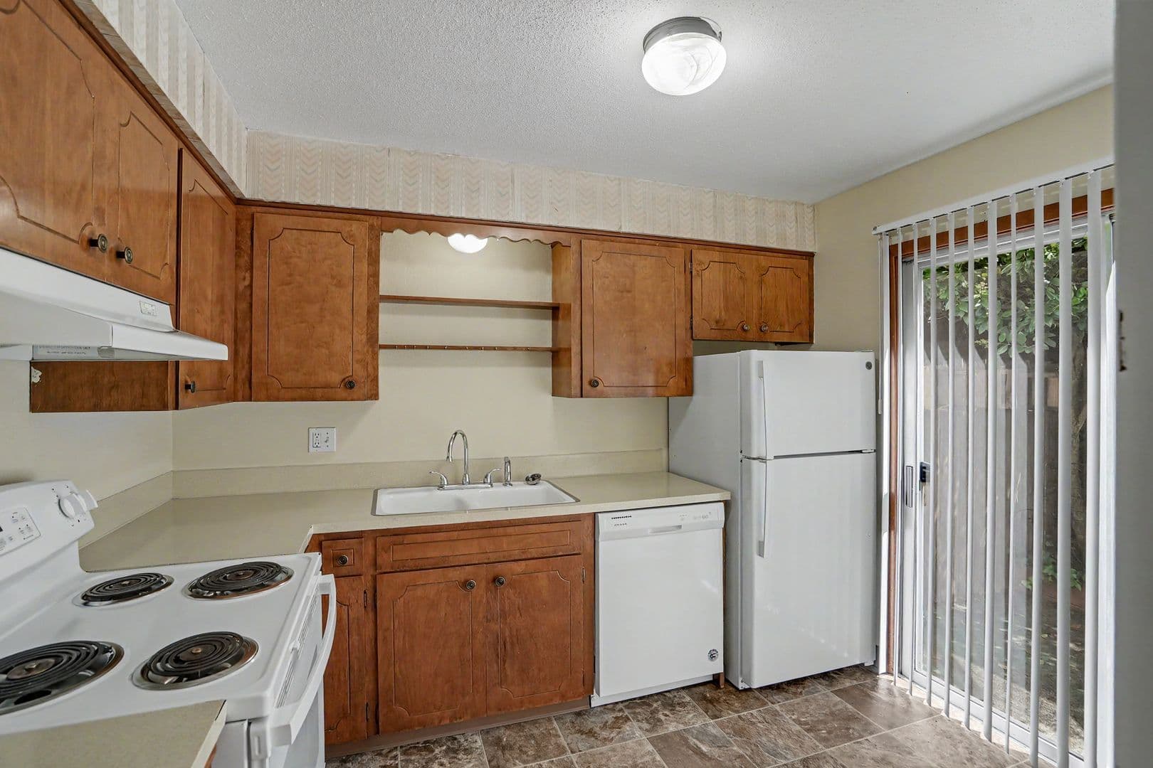 Salem Apartment: 260 Wilson St S