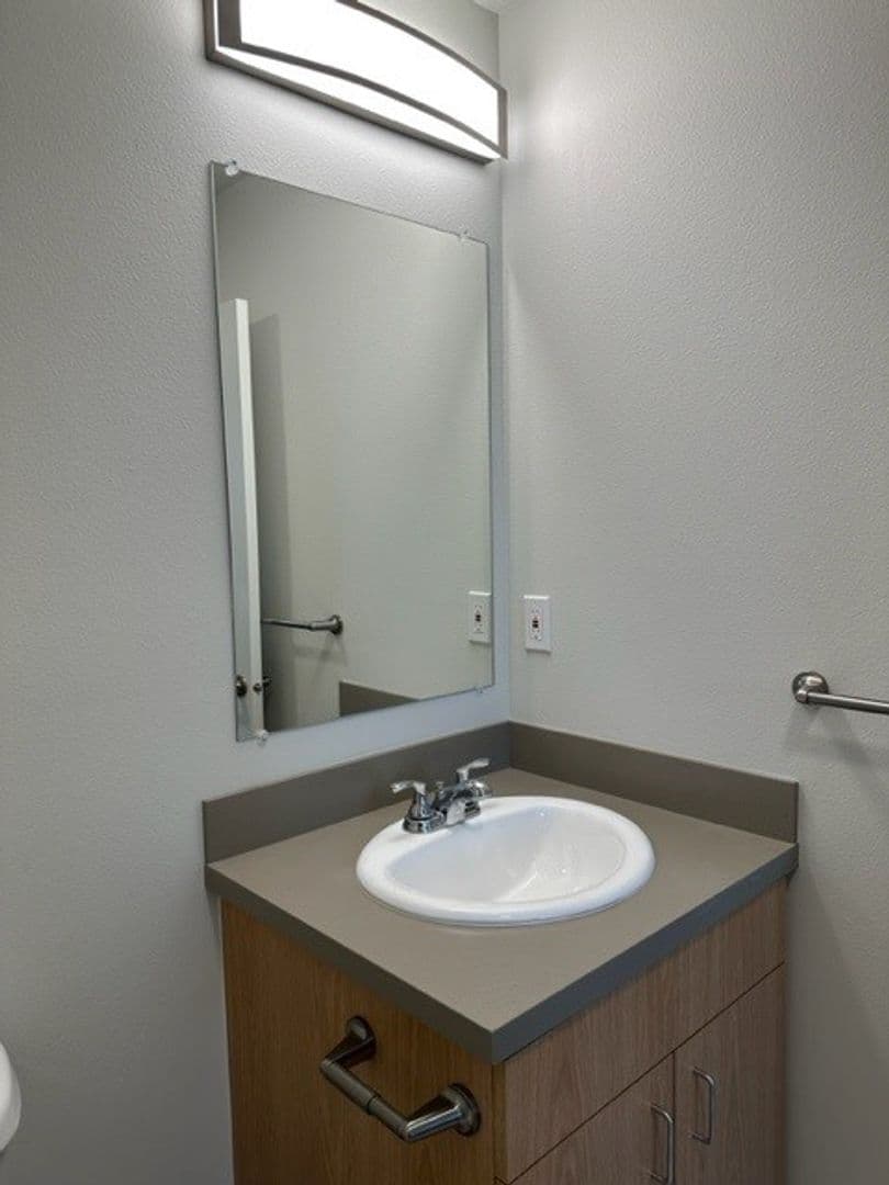 Salem Apartment: 990 Broadway St NE