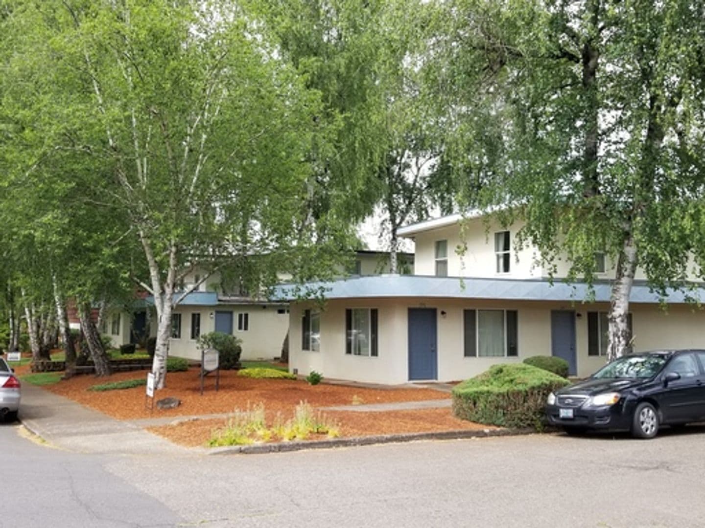 Salem Apartment: 155 Miller St S