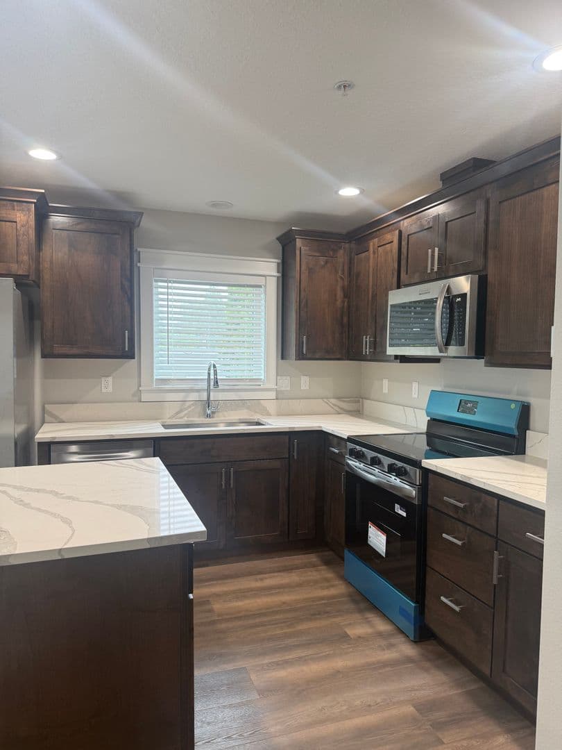 Keizer Apartment: 491 Marino Drive N