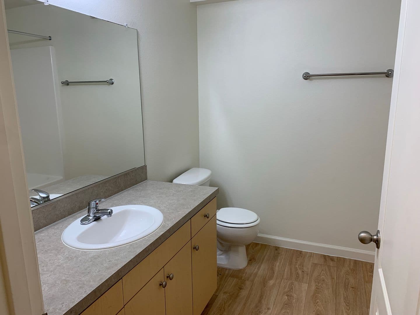 Sutherlin Apartment: 233 NW Sherman St