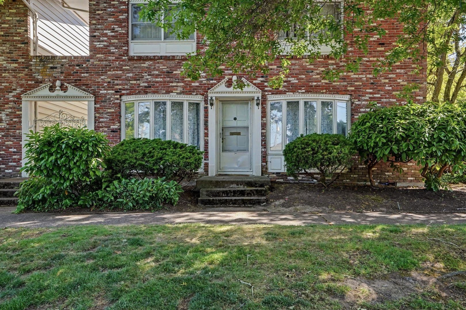Salem Apartment: 260 Wilson St S
