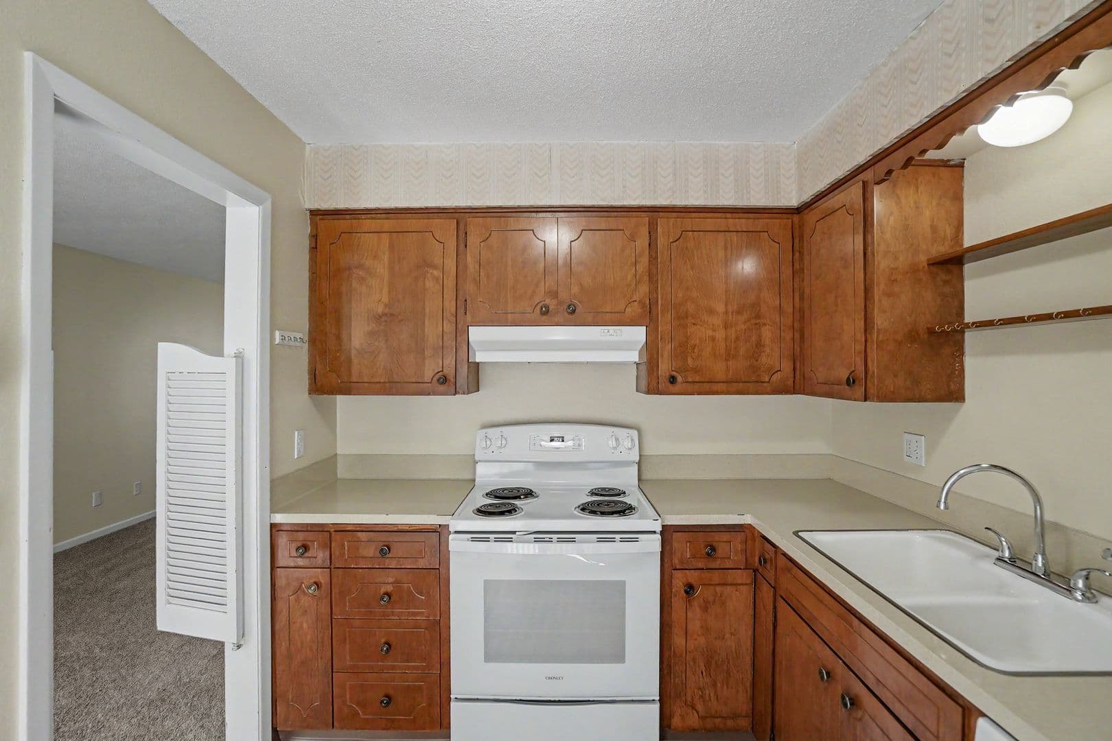 Salem Apartment: 260 Wilson St S